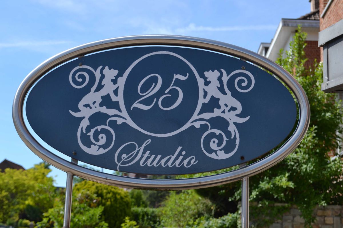 The sign of Studio25 hair salon in Grimbergen